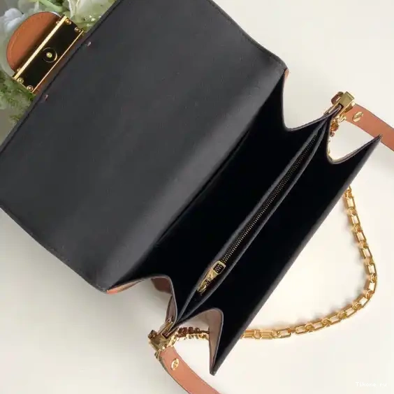 Affordable Louis Vuitton Dauphine Spring MM（2019 Show） 0609